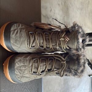 Columbia Green Quilted Boots with Faux Fur